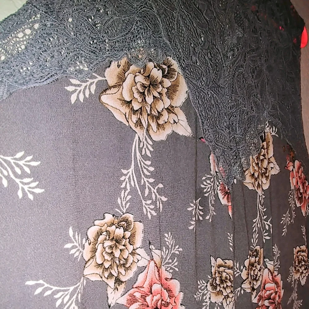 TORRID Sharkbite Floral Lace Top  Size 2 (18-20/ 2X) - Picture 6 of 12